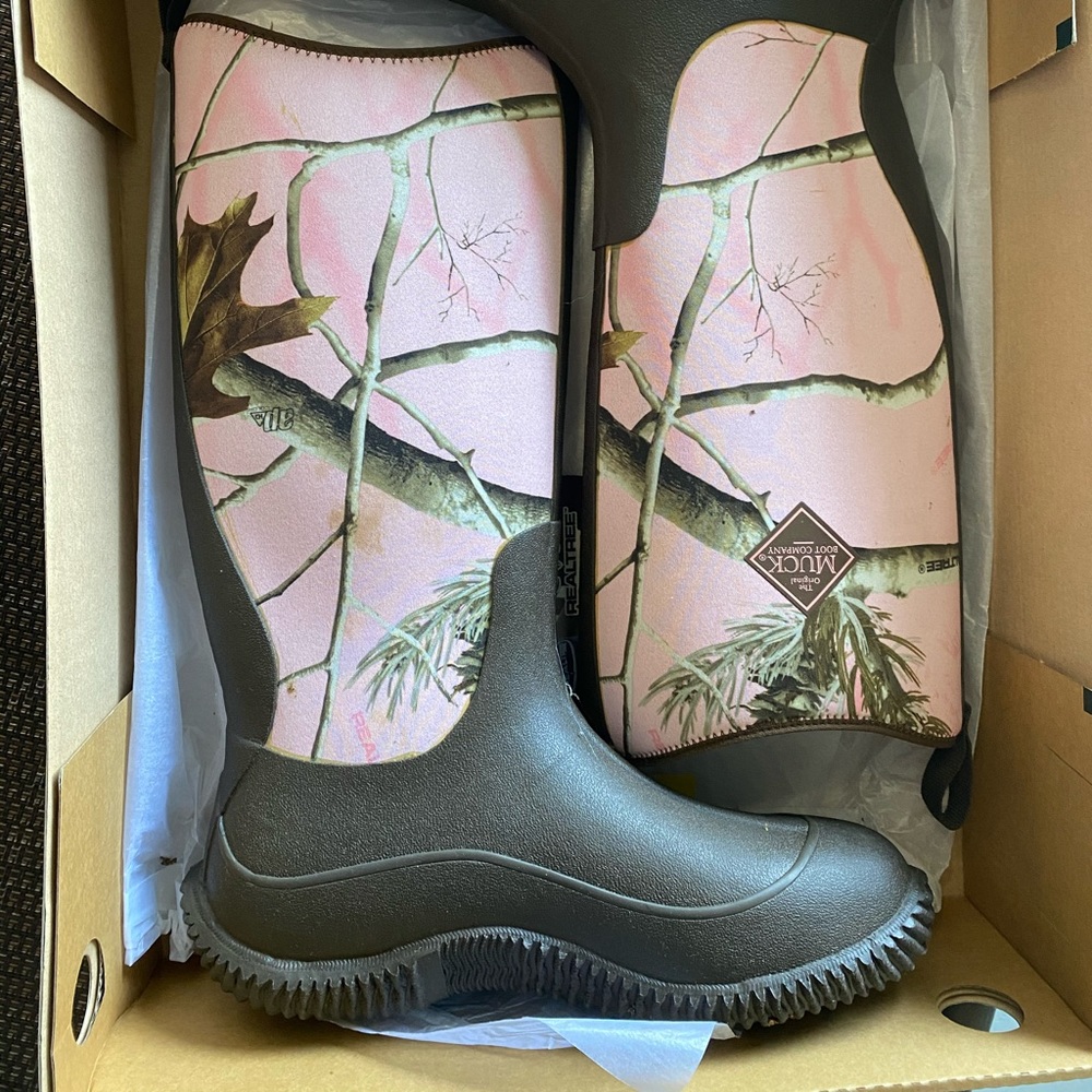 Muck women’s boots size 9